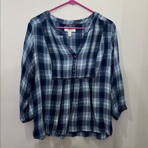 Wrangler blue and white plaid Blouse. Size Large. Good condition!